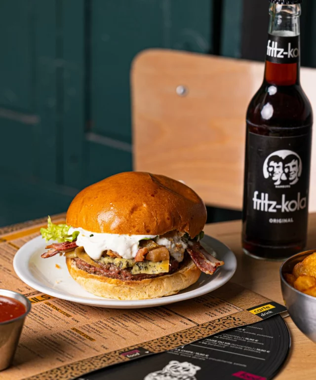 Encore quelque jours pour profiter de l’Auvergnat ! 

Dispo dans tous les KB et sur @deliveroo_fr 

📷 @pookiecookie_studio 

#kaffeeberlin #kaffee #berlin #l’auvergnat #burger #burgerlovers #burgerdumoment #avril #lyon #restaurant #resto #lyonresto #restolyon #lyon7 #lyon8 #lyon6 #lyon2 #food #foodinlyon