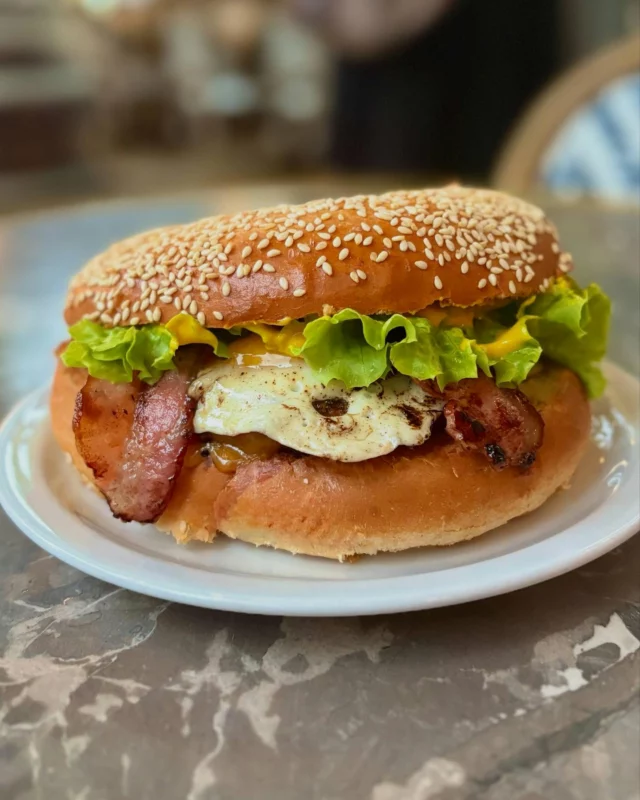 Un grand retour pour cette pépite de Bagel :

Le Full Berlin 🥯

Pain Burger boulanger
Steak façon bouchère 
Cheddar affiné 
Œuf 
Double bacon 
Moutarde 

À redécouvrir ou découvrir très vite dès maintenant dans ton KB préféré !! 

#kaffeeberlin #kaffee #berlin #bagel #bagellovers #bacon #egg #yummy #fullberlin #moment #mai #2025 #kb #lyon #lyonresto #restolyon #mangeralyon #lyon2 #jacobins #lyon6 #brotteaux #lyon7 #rivegauche #lyon8 #sanssouci