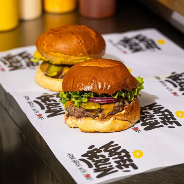 Le bon plan du mois de Juin ? C'est le burger @culturel_lyon à seulement 12,90 !!!
Avec ses potaotes bien sûr !

Dispo dans tous les Kaffee Berlin 🍔!

📷 @pookiecookie_studio 

#kaffeeberlin #kaffee #berlin #burger #burgerlovers #culturel #cuturellyon #lyon #restolyon #lyonresto #lyon6 #lyon2 #lyon7 #lyon8 #restaurant #food #instafood #instaburger #cheese #steak #pickles