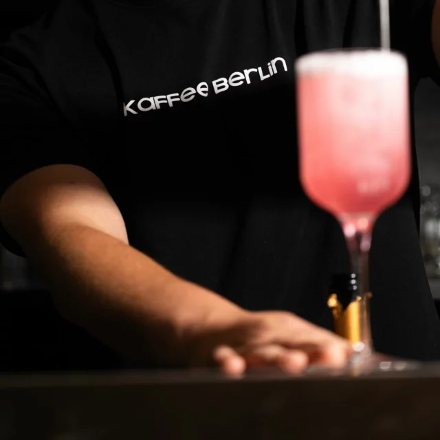La carte de Spritz s’agrandit au KB 

Le SARTI Spritz ambiance exotique 

#lyonbrotteaux #kaffeeberlinofficiel #berlin #onlylyon🇫🇷 #spritz #sartispritz